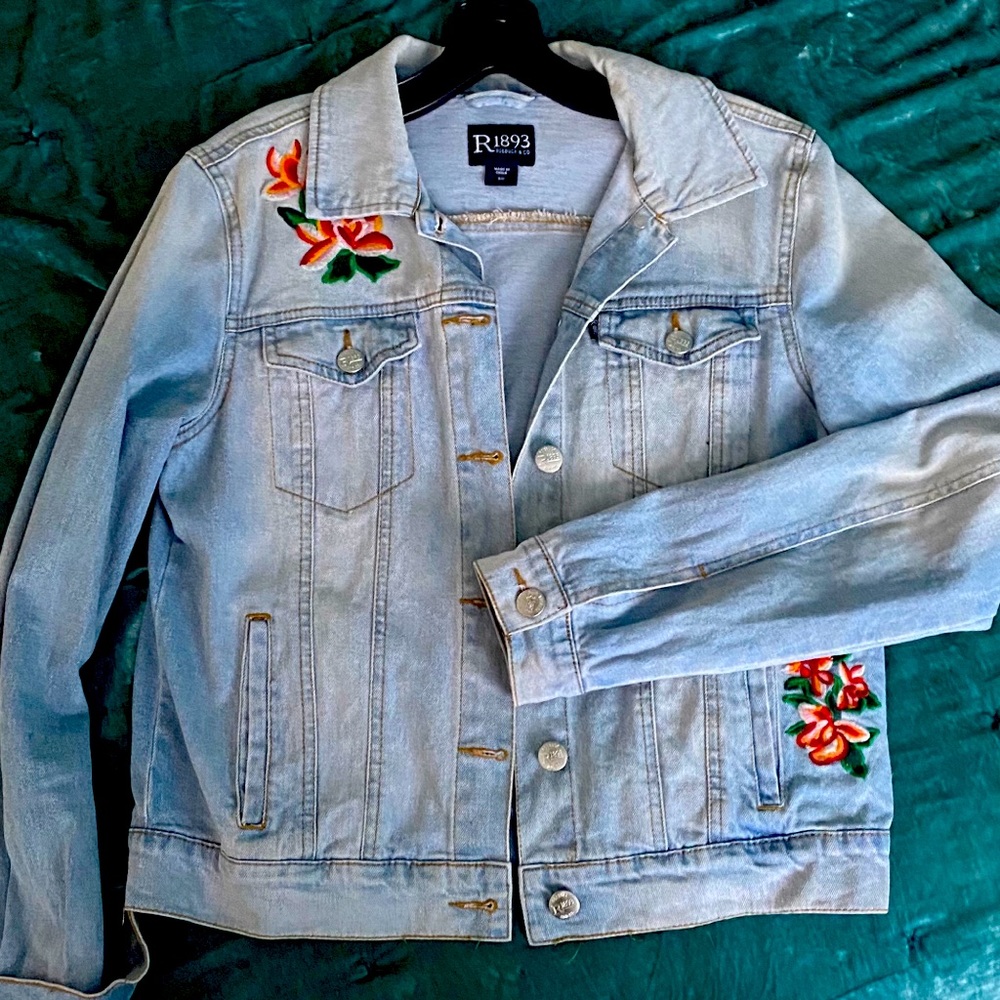 Light wash denim jacket. Size Small